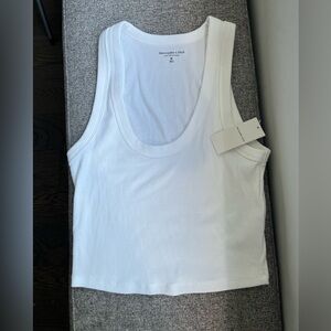 NWT Abercrombie Essential Scoop Neck Tank | women’s medium white